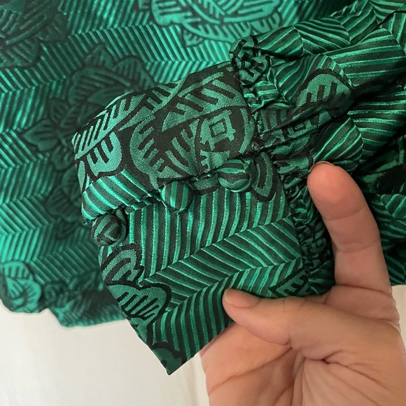 Vintage 80s 90s Emerald Green Floral Silk Secretary Blouse Top w/ Shoulder Pads - Picture 5 of 5